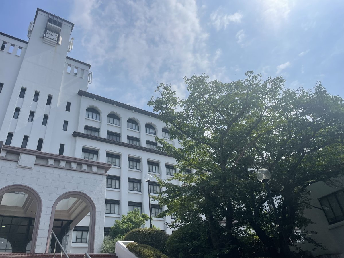 setsunan_pharm's tweet photo. 暑い日が続いていますね☀️
緑豊かな枚方キャンパスもいよいよ夏本番☀️

薬学部では定期試験期間が続きます✏️ 

水分補給や休憩を忘れず、体調に気を付けながら充実した夏を過ごしましょう🌻

@setsunan_garden
#摂南大学 #薬学部 #摂薬 #枚方 #枚方キャンパス #setsunanuniversity #キャンパスライフ https://t.co/SV7dUHtRz9