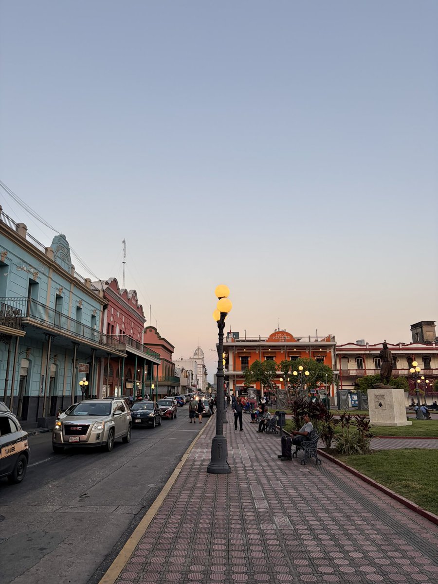 cinemashi's tweet photo. vine al centro a caminar para calmar el fomo y la envidia pero no funciona amigas https://t.co/QYijLKloj4