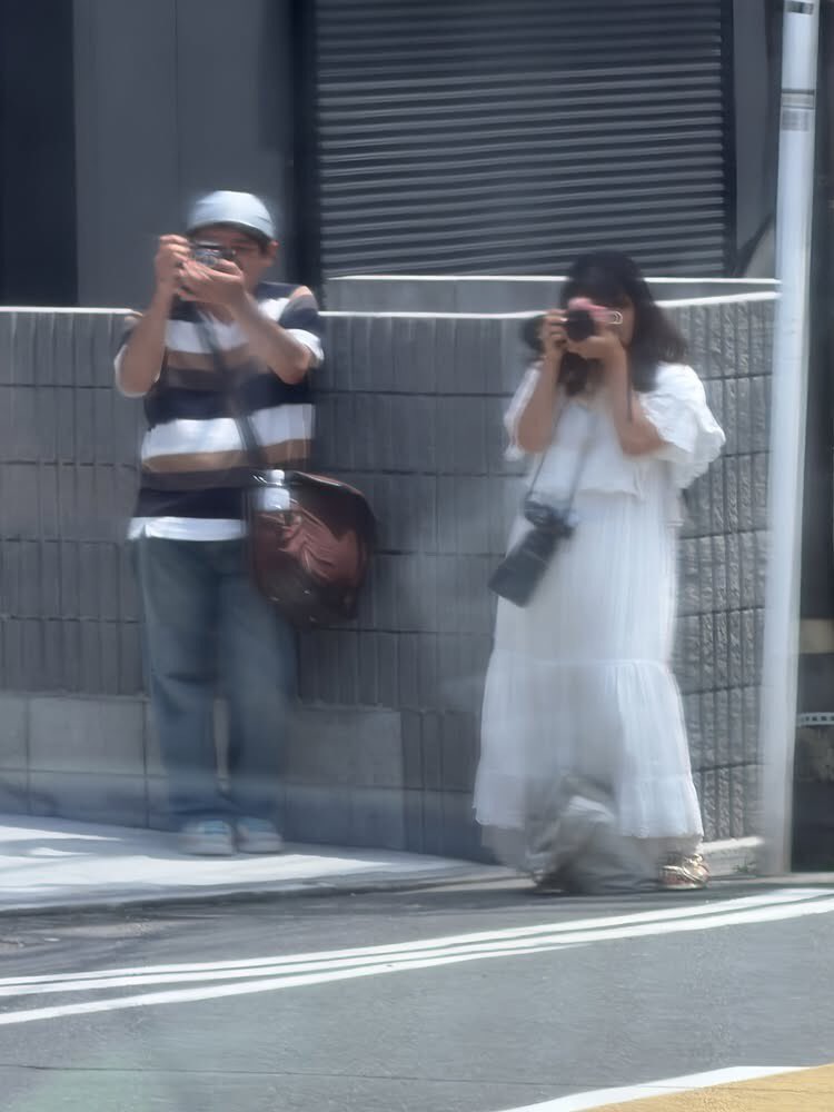 Izumi_Sunagawa's tweet photo. 江ノ島電鉄の線路内に侵入したバカ二人組。

電車を止めたにも関わらず、線路から離れた後も、まだ撮影をやめない。

言わなくても国籍、わかるよな。 https://t.co/0LoL1JAGeL