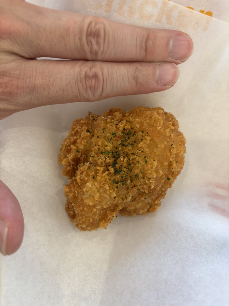 goromu_labo's tweet photo. 久しぶりにケンタッキー食べるんだけど
あまりにも小さくて、驚いてたらみんなも驚いてて、よかったって（よくない）
デカい肉にかぶりつくのが客が求めるところ🍗＊遠近法ではない
当分ケンタは行かないで良いかな😅
おーい、@KFC_jp 
客離れしとるぞー！ https://t.co/9AlZVep65V