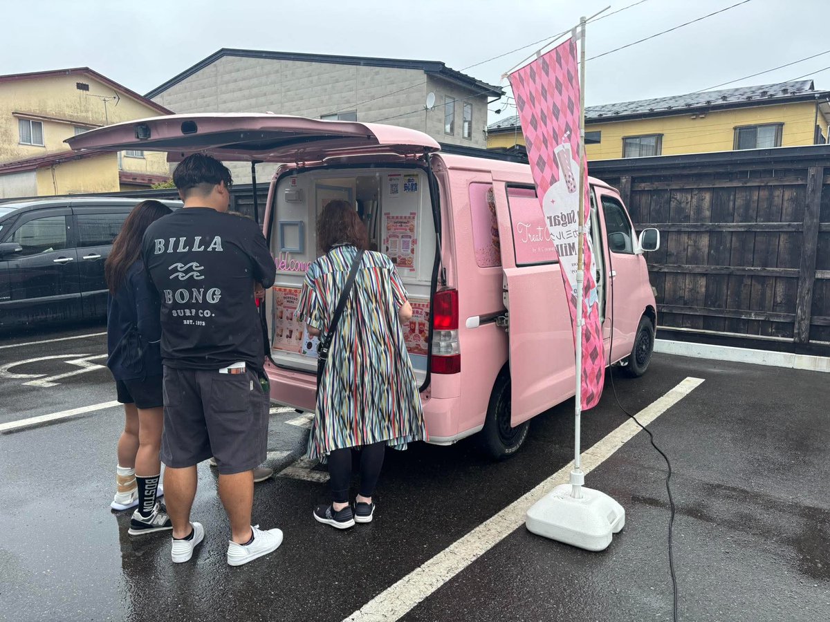 matsukura_akita's tweet photo. \夏を彩る風鈴づくり/
7/26(日)は、#旧松倉家住宅 の米蔵で風鈴づくりワークショップを開催🎐
#秋田公立美術大学 の学生さんに教わりながら、参加者は思い思いの風鈴を制作しました✨
雨でしたが、『松倉おいしいものDAY』も沢山の方にご来館いただき、#treatbox さんのドーナツが大人気でした🍩 https://t.co/3I3f6gZB28