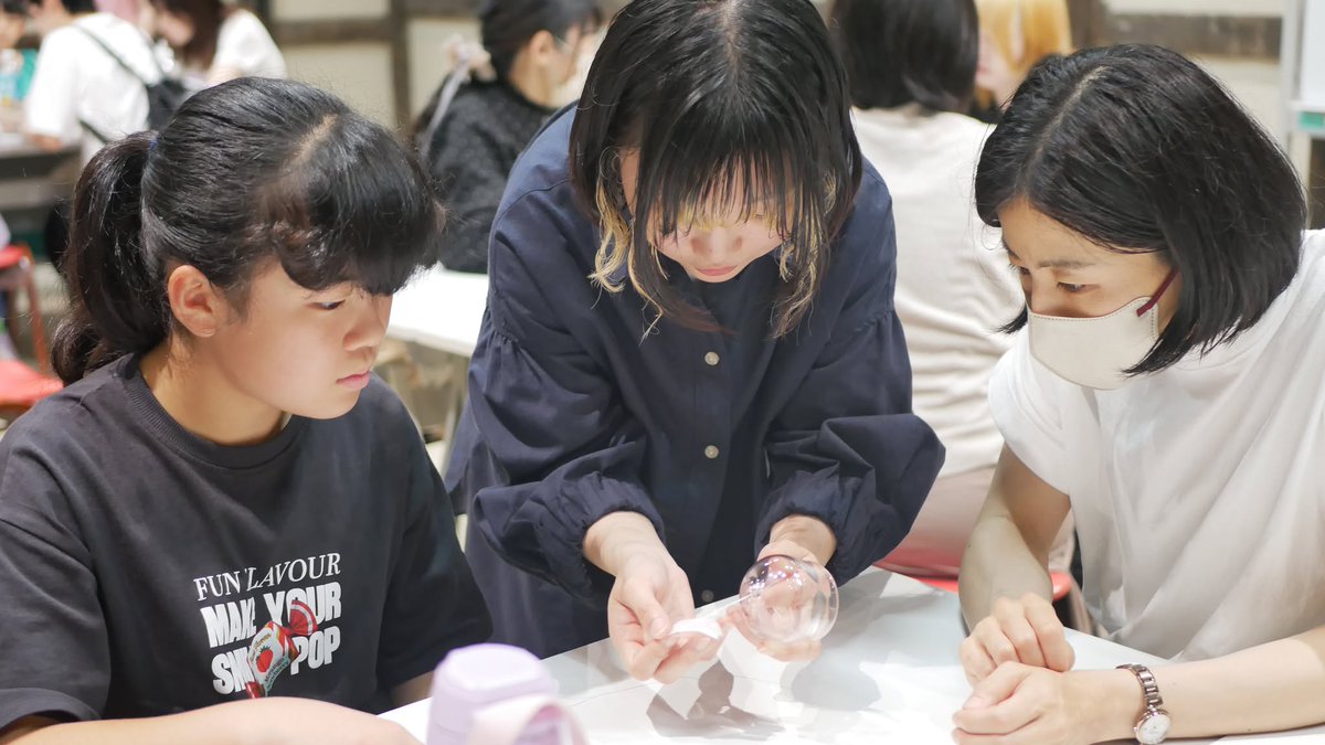 matsukura_akita's tweet photo. \夏を彩る風鈴づくり/
7/26(日)は、#旧松倉家住宅 の米蔵で風鈴づくりワークショップを開催🎐
#秋田公立美術大学 の学生さんに教わりながら、参加者は思い思いの風鈴を制作しました✨
雨でしたが、『松倉おいしいものDAY』も沢山の方にご来館いただき、#treatbox さんのドーナツが大人気でした🍩 https://t.co/3I3f6gZB28