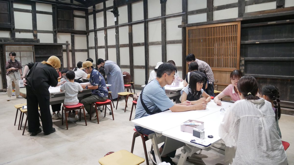 matsukura_akita's tweet photo. \夏を彩る風鈴づくり/
7/26(日)は、#旧松倉家住宅 の米蔵で風鈴づくりワークショップを開催🎐
#秋田公立美術大学 の学生さんに教わりながら、参加者は思い思いの風鈴を制作しました✨
雨でしたが、『松倉おいしいものDAY』も沢山の方にご来館いただき、#treatbox さんのドーナツが大人気でした🍩 https://t.co/3I3f6gZB28