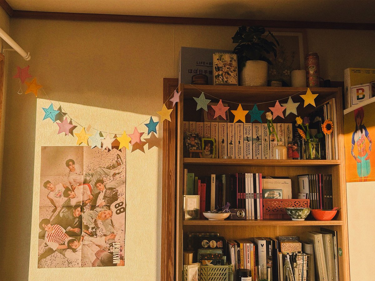 simple_solvnom's tweet photo. this is an older spread from january 🥹 right now i miss having the time to travel and write such elaborate spreads in my journal 😪 but ! my bachelor thesis is due in a little less than a month and then i have one last exam before summer break ~~… https://t.co/ymezNCW3tb
