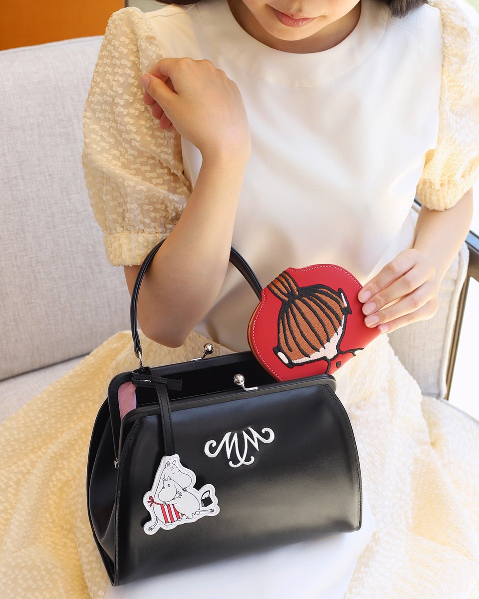 kitamura_bag's tweet photo. 🍀MOOMIN × Kitamura🍀

#ムーミン と #キタムラ のコラボアイテム第5弾‼️

ムーミンママが肌身離さず持ち歩いている「黒いハンドバッグ」を忠実に再現した特別なアイテムが今年も登場しました👜
昨年大好評をいただいたデザインをベースに、さらに使いやすくブラッシュアップ✨
https://t.co/WOR3jHlOHv

■発売日
2026年8月5日(水) 10:00～

■取扱店舗
キタムラ元町本店
キタムラオンラインショップ
MOOMIN SHOP 楽天市場店