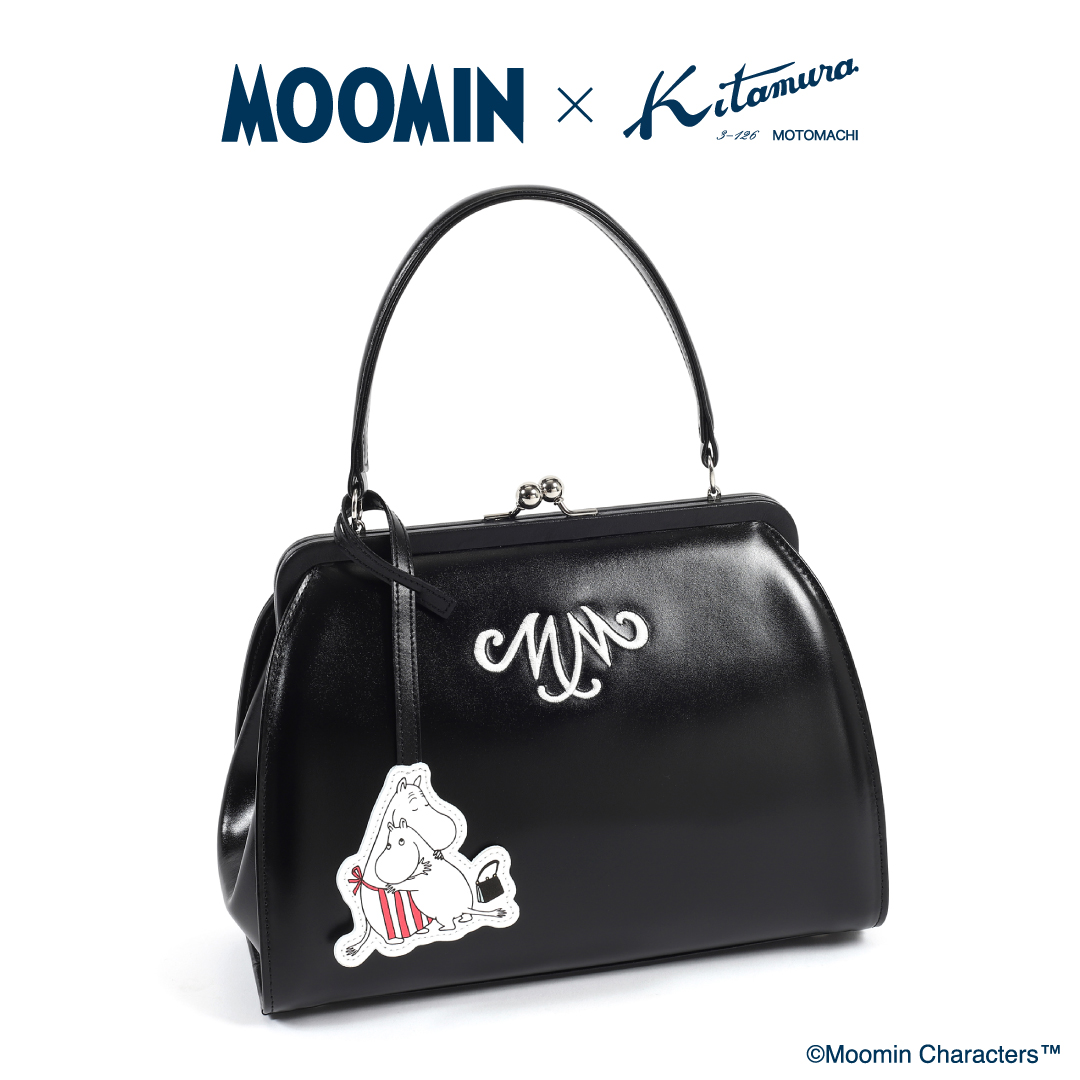kitamura_bag's tweet photo. 🍀MOOMIN × Kitamura🍀

#ムーミン と #キタムラ のコラボアイテム第5弾‼️

ムーミンママが肌身離さず持ち歩いている「黒いハンドバッグ」を忠実に再現した特別なアイテムが今年も登場しました👜
昨年大好評をいただいたデザインをベースに、さらに使いやすくブラッシュアップ✨
https://t.co/WOR3jHlOHv

■発売日
2026年8月5日(水) 10:00～

■取扱店舗
キタムラ元町本店
キタムラオンラインショップ
MOOMIN SHOP 楽天市場店