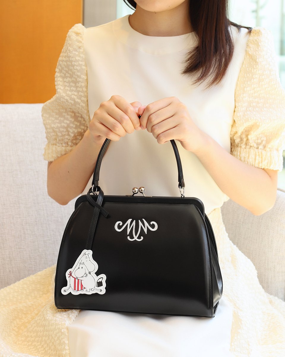 kitamura_bag's tweet photo. 🍀MOOMIN × Kitamura🍀

#ムーミン と #キタムラ のコラボアイテム第5弾‼️

ムーミンママが肌身離さず持ち歩いている「黒いハンドバッグ」を忠実に再現した特別なアイテムが今年も登場しました👜
昨年大好評をいただいたデザインをベースに、さらに使いやすくブラッシュアップ✨
https://t.co/WOR3jHlOHv

■発売日
2026年8月5日(水) 10:00～

■取扱店舗
キタムラ元町本店
キタムラオンラインショップ
MOOMIN SHOP 楽天市場店