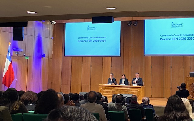 CMicrodatos's tweet photo. Hoy se realizó la ceremonia de cambio de mando del decano @OLanderretche, encabezada por la rectora de @uchile @AlejandraMizala y con participación de diputada @IraciHassler; José de Gregorio, decano saliente; académicos; alumnos y funcionarios de @fenuchile https://t.co/QTzYn3KE16