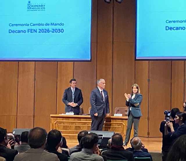 CMicrodatos's tweet photo. Hoy se realizó la ceremonia de cambio de mando del decano @OLanderretche, encabezada por la rectora de @uchile @AlejandraMizala y con participación de diputada @IraciHassler; José de Gregorio, decano saliente; académicos; alumnos y funcionarios de @fenuchile https://t.co/QTzYn3KE16