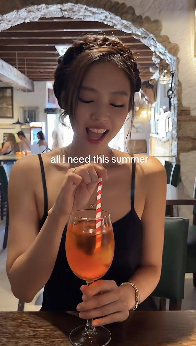yk2aii's tweet photo. Is it possible that Jennie has a surprise in store for us at Lollapalooza? 🤞 https://t.co/nFBIaJ4xDd