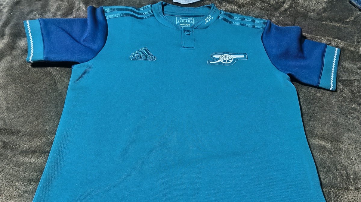 Black_Rocker_'s tweet photo. Jersey Arsenal 2023-2024
Inspirándose en la llamativa tercera equipación del club, esta camiseta del Arsenal de adidas ofrece una experiencia de juego excepcional, combinando un rendimiento futbolístico de élite con una comodidad superior. #arsenal #adidas #premierleague https://t.co/390nP3endH