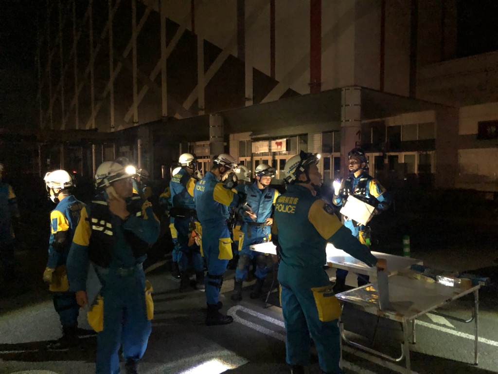 fukkei_koho's tweet photo. 【警備課】７月２８日、熊本県で地震が発生し、当日、災害警備部隊が被災地へ向け出発。部隊は即日活動を開始しています。皆様のご協力をお願いいたします。引き続き、関係機関と連携し全力で救助活動等にあたります。
#熊本地震 #災害警備 #機動隊 #救助 https://t.co/Hrlf1mPKgS