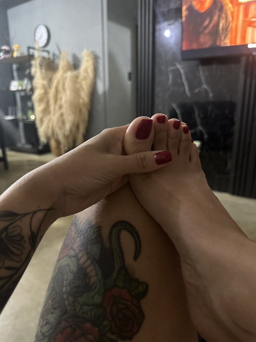 aandreatb's tweet photo. Buenas noches 🍷👣 https://t.co/YP8s7oGdiM