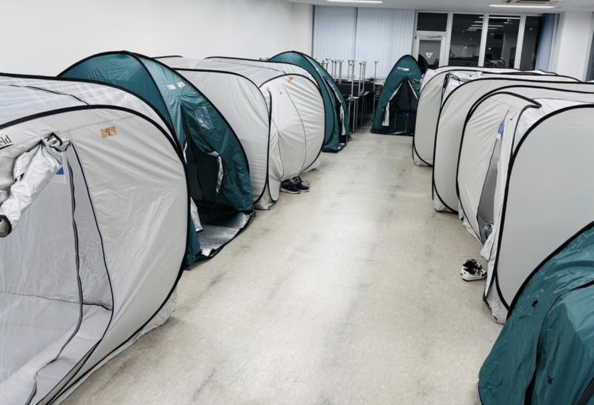 aya_sugimoto719's tweet photo. このたびの熊本地震により、被災された皆様に心よりお見舞い申し上げます。

昨年12月、熊本で講演をさせていただいた際に、竜之介動物病院を訪ねました。

10年前の熊本地震では、病院を避難所として開放し、多くの被災者の方々が犬や猫という大切な家族と共に避難されたこと、その際の設備や受け入れ体制、そして災害時における動物との同伴避難への取り組みについて、お話を伺い、多くのことを学ばせていただきました。その真摯な活動に深く感銘を受けたことを、今でも鮮明に覚えています。

しかし今回、再び熊本が大きな地震に見舞われ、竜之介動物病院には、すでに多くの方が犬や猫と共に避難されているそうです。

現時点では不足している物資はないとのことですが、避難生活が長引いたり、今後さらに大きな余震などが発生した場合には、新たな支援が必要になる可能性もあります。

私自身も昨日、大阪・ABCラジオの生放送中、高層階にいたため大きな揺れを感じ、とても驚きました。

震源地が熊本だと知った瞬間、10年前の熊本地震のことが思い出されました。

当時、家を失った高齢の方が愛犬と共に京都へ避難されたものの、犬と一緒であることを理由に、被災者向け住宅への入居がなかなか認められなかったケースもありました。

災害が起きたとき、動物と暮らす人たちが安心して避難し、その後の生活まで支えられる体制が、今どれだけ整えられているのか、とても気がかりです。

まずは、竜之介動物病院からの発信を見守りながら、必要な支援が生じた際には、私自身もできることを考え、行動したいと思います。

もちろん、必要な支援があれば、Evaとしても協力したいと思います。

被災された皆様と、共に暮らす動物たちの安全が守られ、これ以上被害が広がらないことを心より願っております。

動物病院 徳田竜之介オフィシャルブログ
　　↓↓↓
https://t.co/fBAy4UYnmY