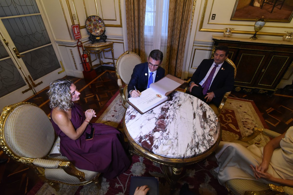 Rodrigo_PazP's tweet photo. Mi eterna gratitud con el pueblo peruano por su afecto y calidez. Llevo con profundo orgullo las Llaves de la Ciudad otorgadas por la @MuniLima tras haberme nombrado Huésped Ilustre. ​Un honor que reafirma nuestra hermandad. 🇧🇴🤝🇵🇪 https://t.co/dPpVAxt5Jt