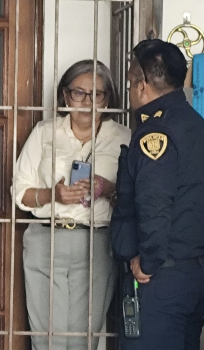 jorgegogdl's tweet photo. Ella es Virginia Vázquez García, la mujer que lidera una mafia que roba propiedades en la Benito Juárez mientras trabaja como mediadora privada en el TSJCDMX. Quedó libre pese a ser detenida invadiendo en flagrancia y liberada por "falta de pruebas".  Hilo 🧵 https://t.co/zgqkyvZJlR