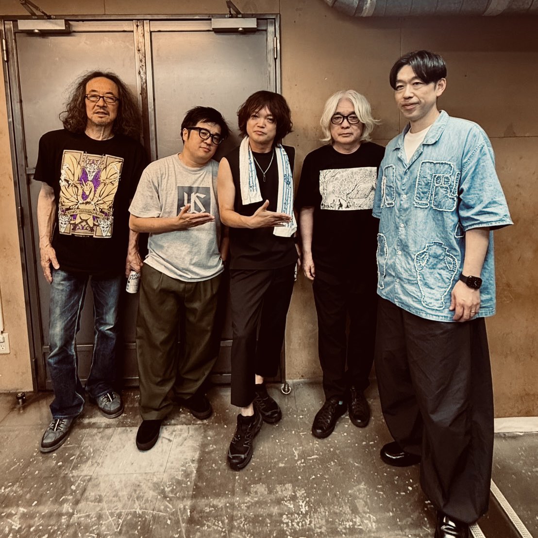 carnation_web's tweet photo. 渋谷クラブクアトロへお越しの皆さま、ありがとうございました。堀込泰行さんとのツーマンで気合い入りまくりでしたが、声のひび割れはさすがにコントロールできなかった。悔しい。とにかく予定した曲だけは最後まで堂々とやりきろうと思いました。思うように歌えなかったのは恥ずかしかったけれど、盛り上げてくれたバンドと、一緒に歌ってくれたお客さんのおかげで、記憶に残る夜となりました。

メンバーが知り合いだらけの対バン。堀込さんのグループはロック色濃く、太いグルーヴに支えられて、メロディが素敵に踊っていました。見事でした。あと、言うのを忘れたけれど、昨日やってた「風を撃て」の頃、カーネーションとキリンジは対バンしてたんですよね。
昨夜の応援と会場に広がった歌の渦、忘れません。必ずリヴェンジします。直枝