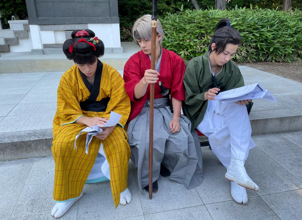 nana_maru_nana's tweet photo. 紫耀くん「俺の隣には岸くんがいる」

反対側の隣には神宮寺くんがいる

紫耀くんと岸くんと神宮寺くん
ずっとぎゅっと一緒

この日はとても暑かったのにね

かわいい3人

和装も本当によく似合う

#平野紫耀
#ShoHirano
#Number_i https://t.co/qTDhAzjdXY