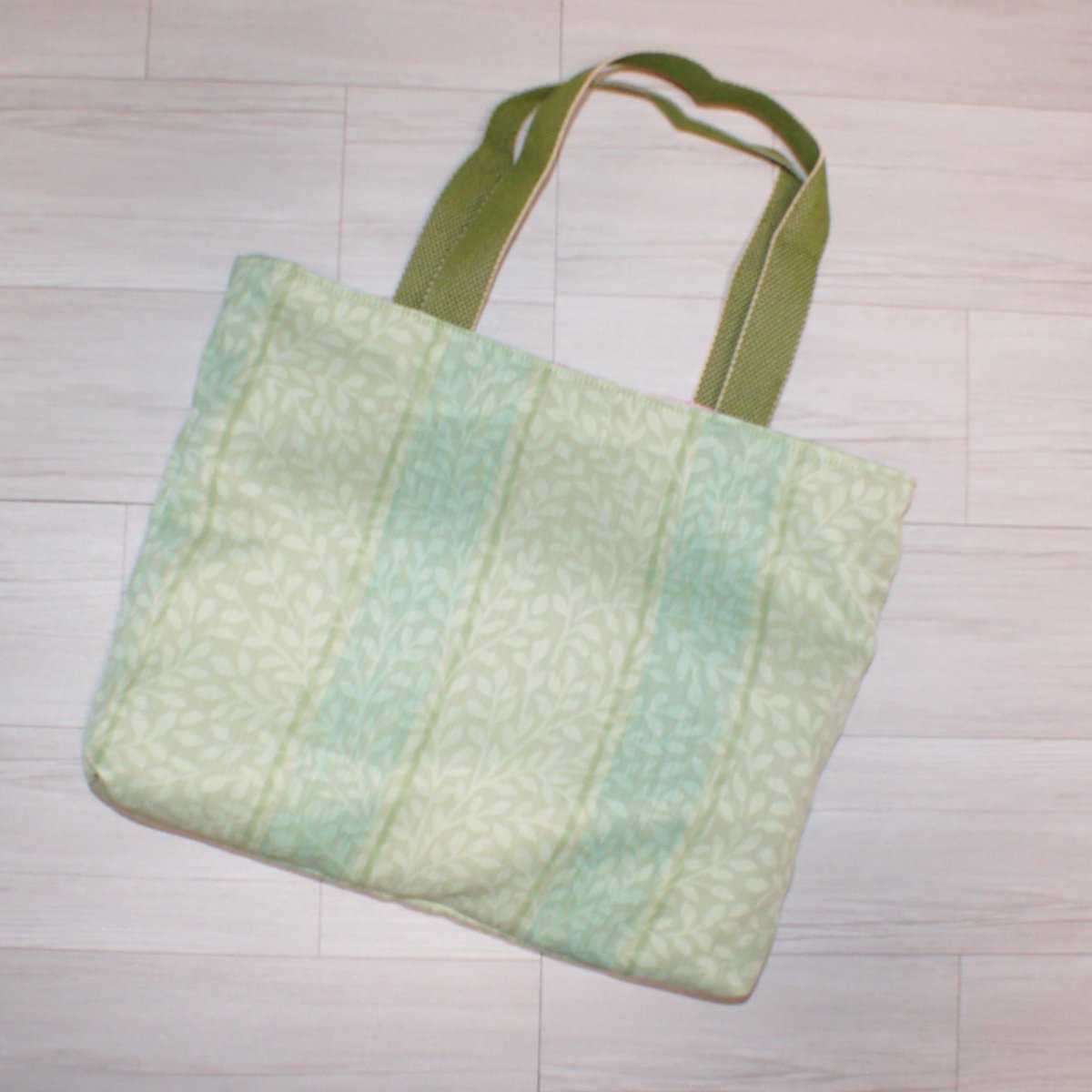 RiLFmade's tweet photo. こんにちは☀
#ミンネ　にグリーンベースのリーフ模様生地で作ったトートバッグをア���プしました🍃
お祭りや花火大会、着物や浴衣を着た時におすすめですよ🎆
https://t.co/GazKIcuuJ4
#minne #minneで販売中  #手作り　#ハンドメイト https://t.co/HxgeAP5k6s