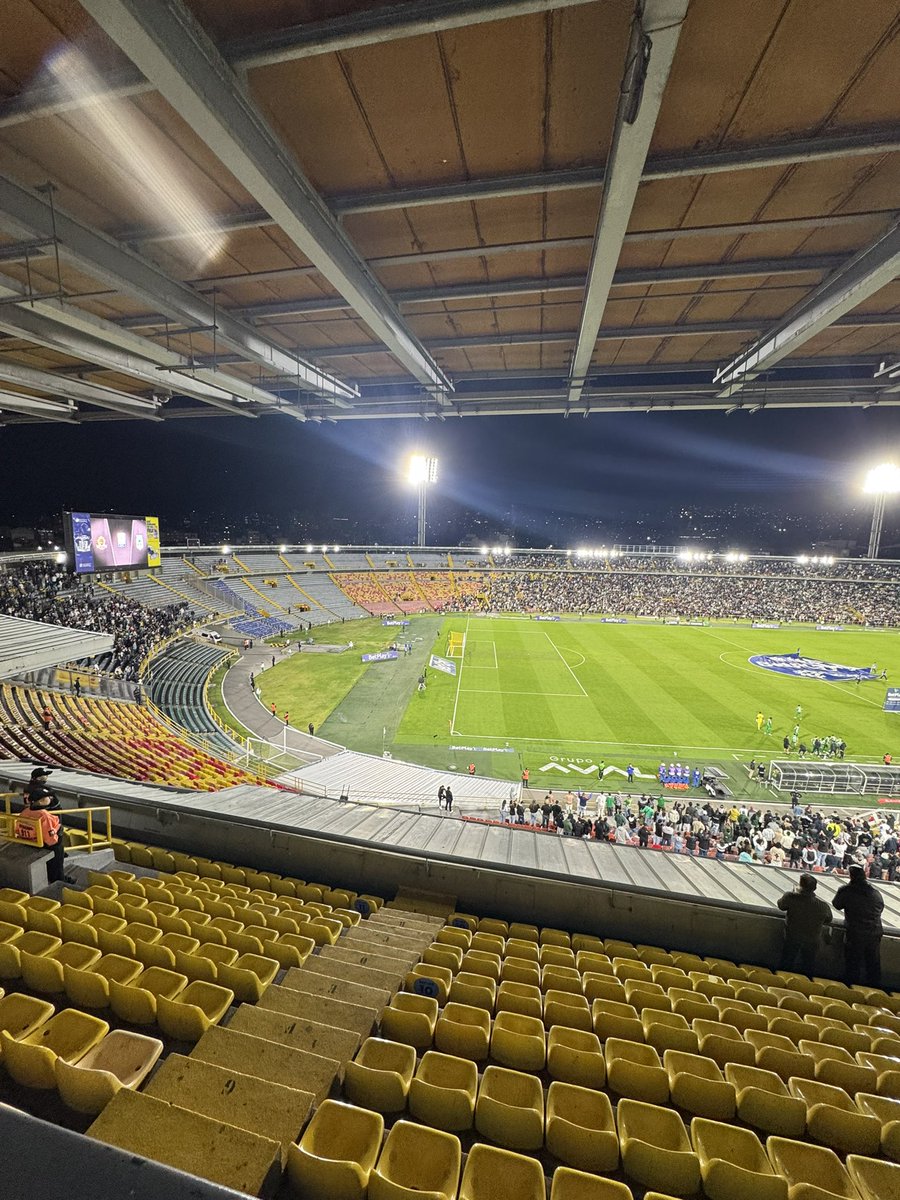 Rivera__Oscar7's tweet photo. Bajísima asistencia en El Campín para Tigres vs. Nacional por Copa BetPlay. Un horario que, cuando juegan los equipos bogotanos, normalmente garantiza una muy buena entrada. Queda claro que no basta con abrir el estadio: el contexto, el local y el interés por el partido también pesan.