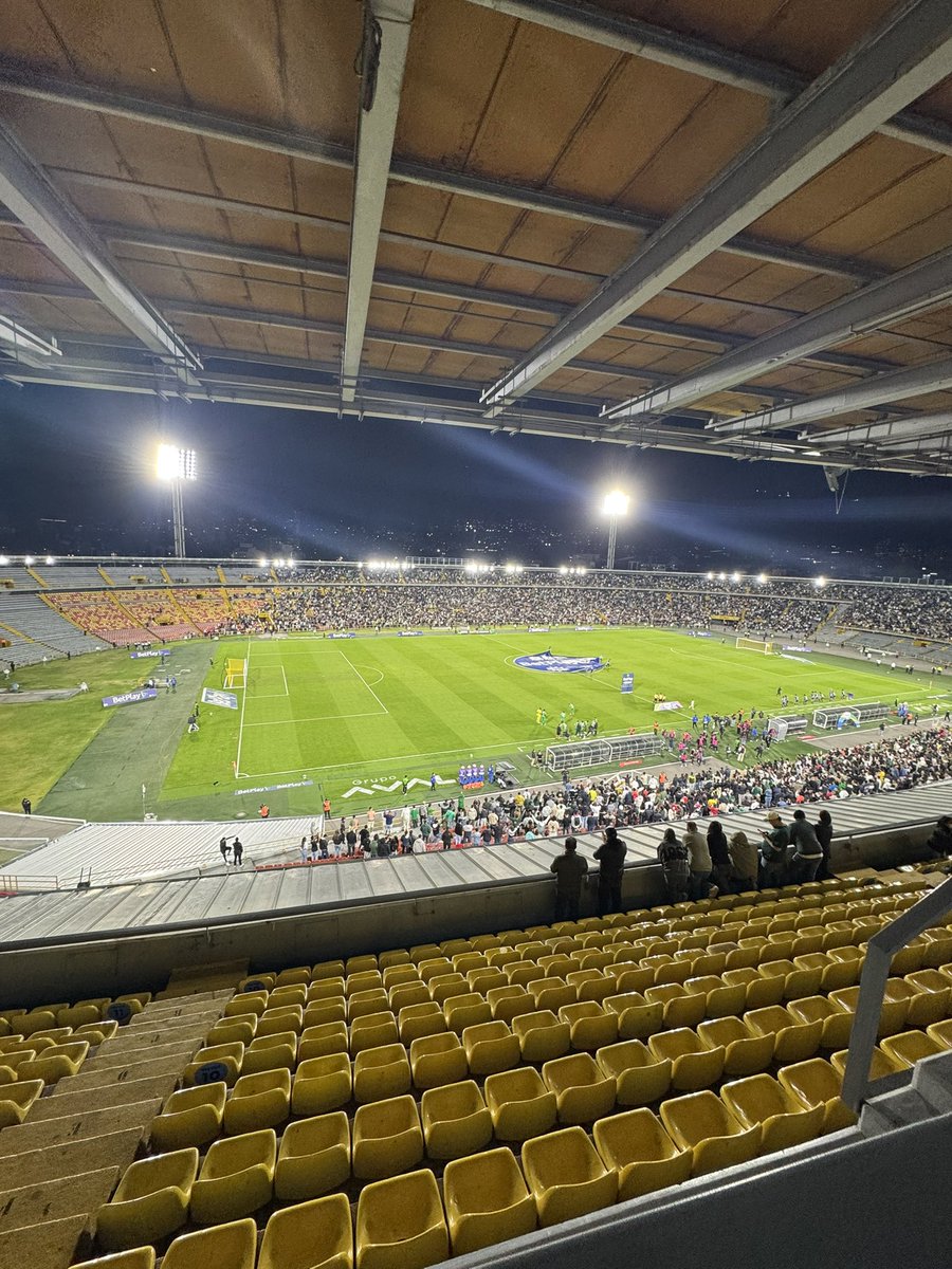 Rivera__Oscar7's tweet photo. Bajísima asistencia en El Campín para Tigres vs. Nacional por Copa BetPlay. Un horario que, cuando juegan los equipos bogotanos, normalmente garantiza una muy buena entrada. Queda claro que no basta con abrir el estadio: el contexto, el local y el interés por el partido también pesan.