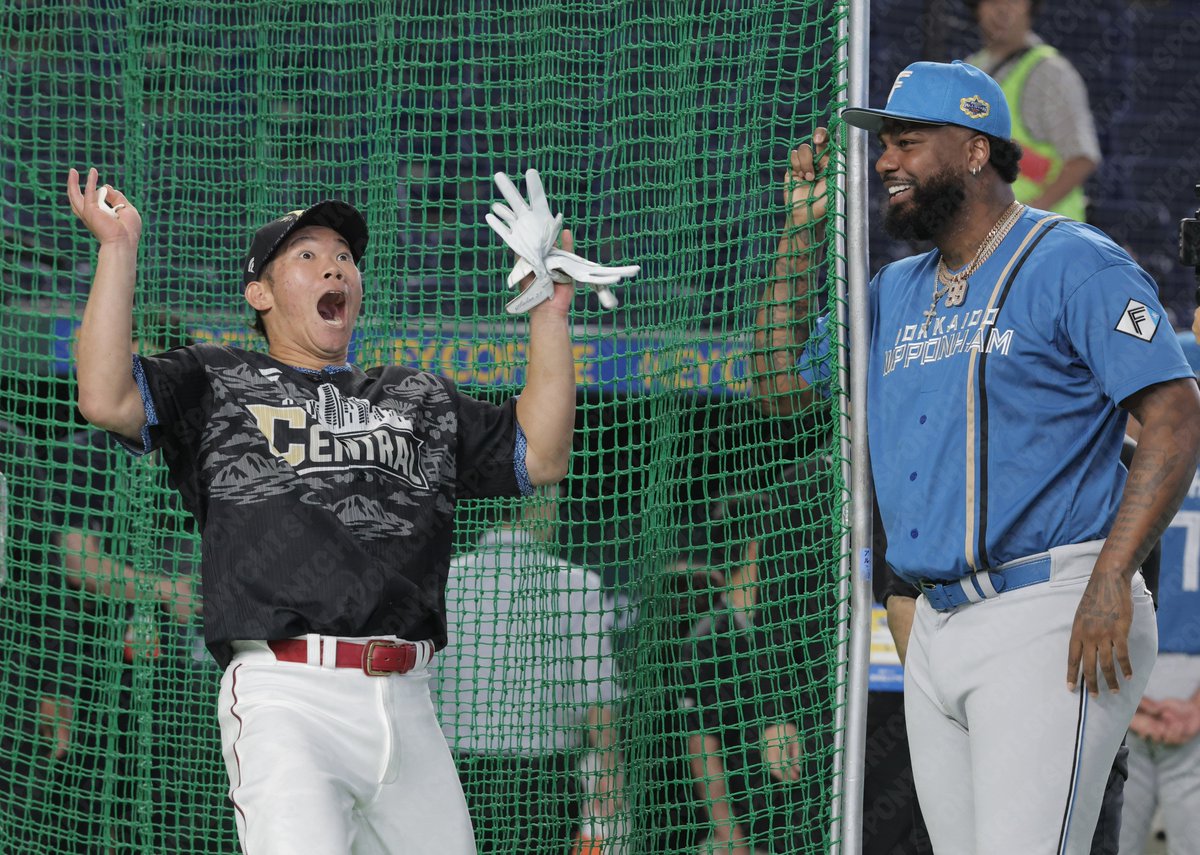 Sponichi_Carp's tweet photo. ⭐️⭐️オールスター第1戦オフショット⭐️⭐️
#フランミル・レイエス 選手に驚きの表情を見せる #坂倉将吾 選手 https://t.co/nv31ASMVjx
