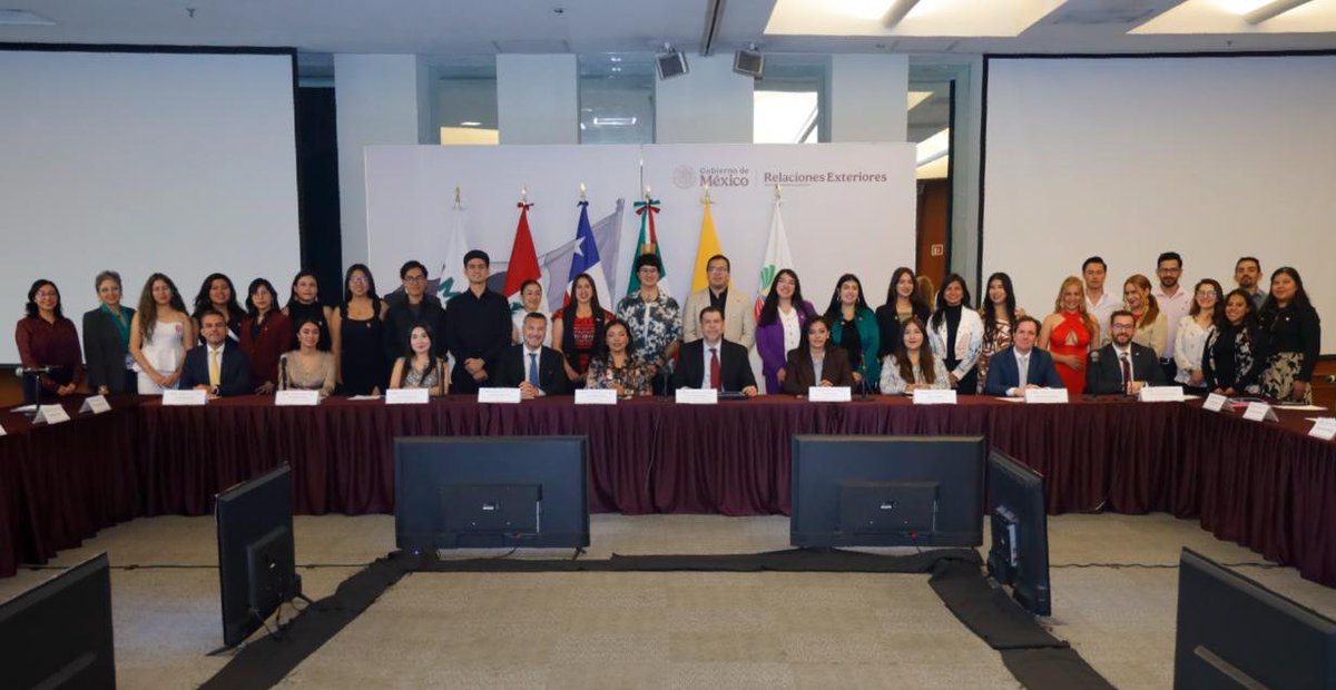 A_delPacifico's tweet photo. 🌎 ¡Las juventudes como agentes clave para el desarrollo de sus comunidades!

Jóvenes de Chile, Colombia, México y Perú fueron recibidos en sede de @SRE_mx previo al inicio de actividades en el “Proyecto México: "Jóvenes Transformando”, en el marco del programa de Voluntariado Juvenil de la #AlianzaDelPacífico.

Durante 10 días, las y los jóvenes realizarán jornadas de servicio comunitario, contribuirán a la recuperación de espacios públicos, fortalecerán el tejido social y promoverán la participación ciudadana.