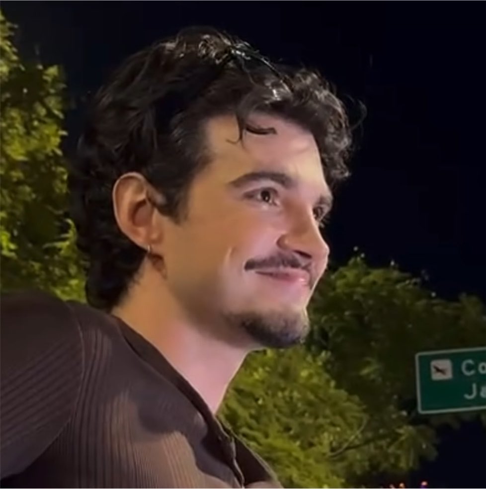 jaoabrigo's tweet photo. a carinha dele quando falaram que a gente sempre vai estar aqui :(( https://t.co/NFbvmBEx3n