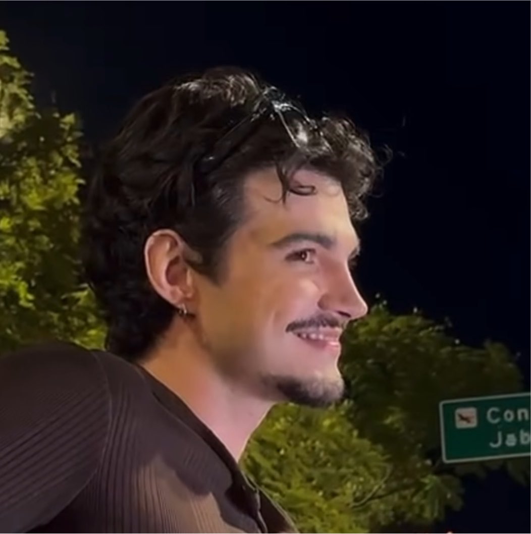 jaoabrigo's tweet photo. a carinha dele quando falaram que a gente sempre vai estar aqui :(( https://t.co/NFbvmBEx3n