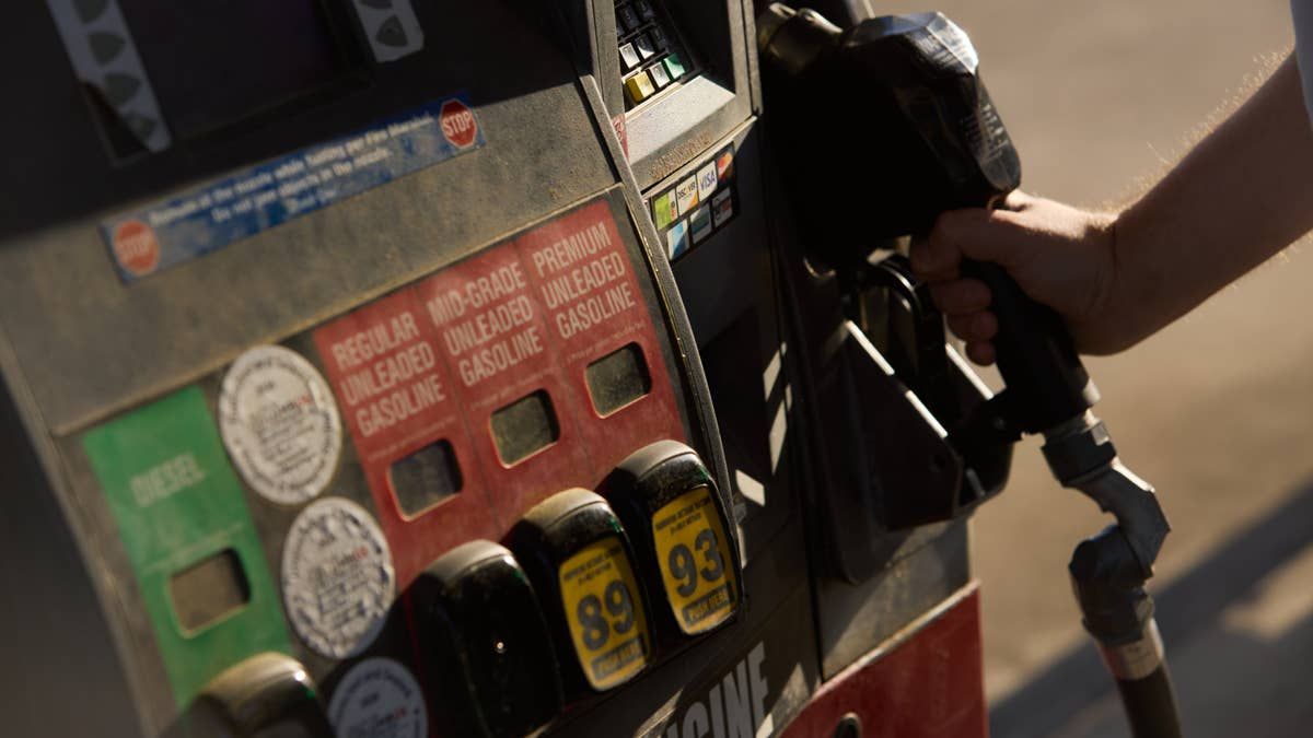 TheStreet's tweet photo. Why a big drop in oil prices did little at the gas pump

Read more: https://t.co/lFFMK66Mar https://t.co/QAhhMNZobl
