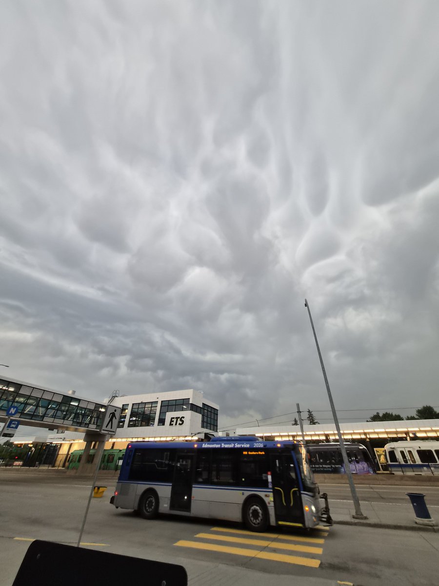 casper1451's tweet photo. #abstorm thunderstorm in Edmonton right now in the Southgate area https://t.co/OpVv0xwb6r