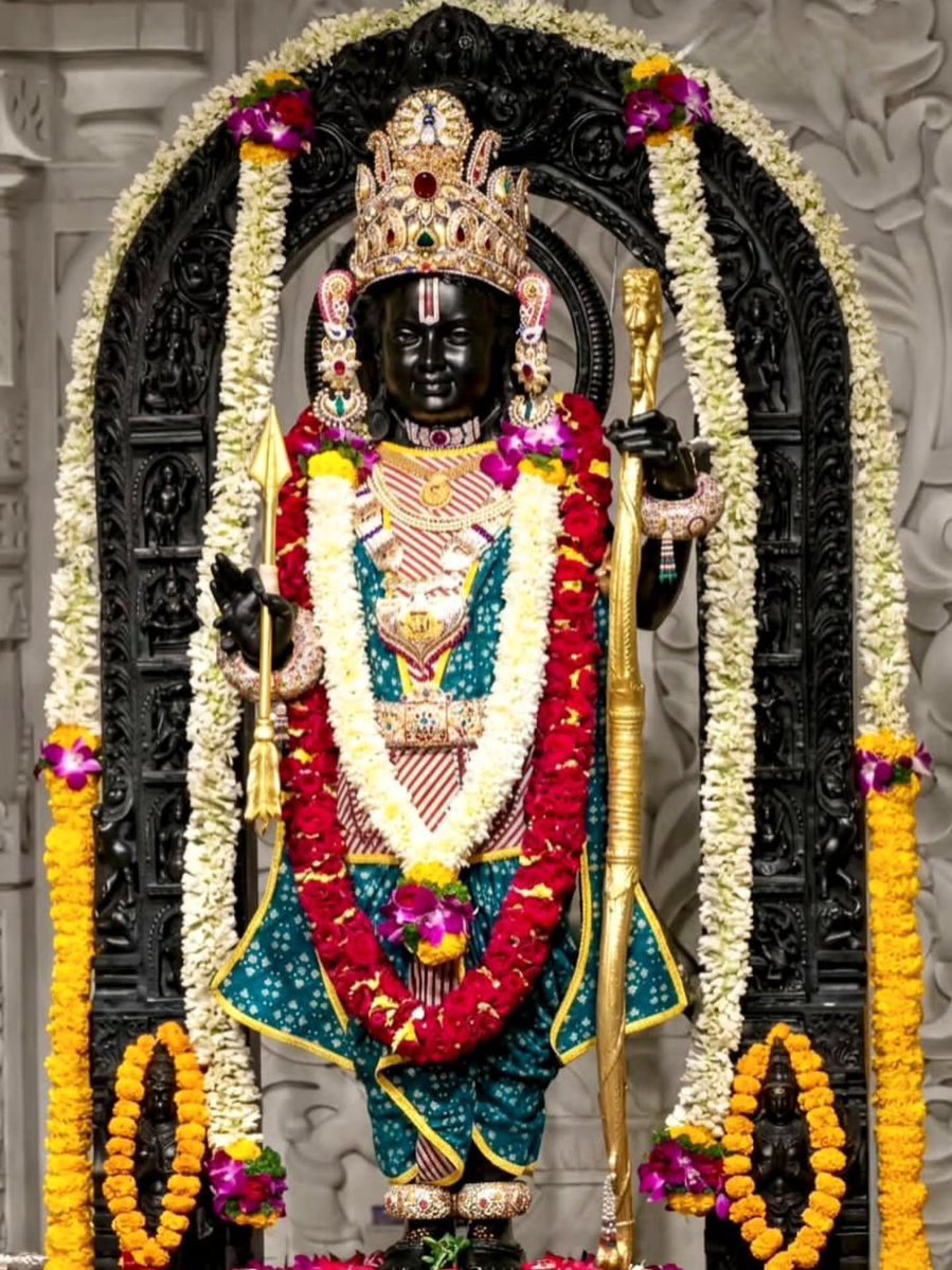 VINEET_KAKA's tweet photo. #श्रीरामचरितमानस🙏🚩
#अयोध्याकांड

बिकल बिलोकि मोहि रघुबीरा। बोले मधुर बचन धरि धीरा॥
तात प्रनामु तात सन कहेहू। बार बार पद पंकज गहेहू॥

मुझे व्याकुल देखकर श्री रामचन्द्रजी धीरज धरकर मधुर वचन बोले- हे तात! पिताजी से मेरा प्रणाम कहना और मेरी ओर से बार-बार उनके चरण कमल पकड़ना।।३।। https://t.co/xG09jirudf