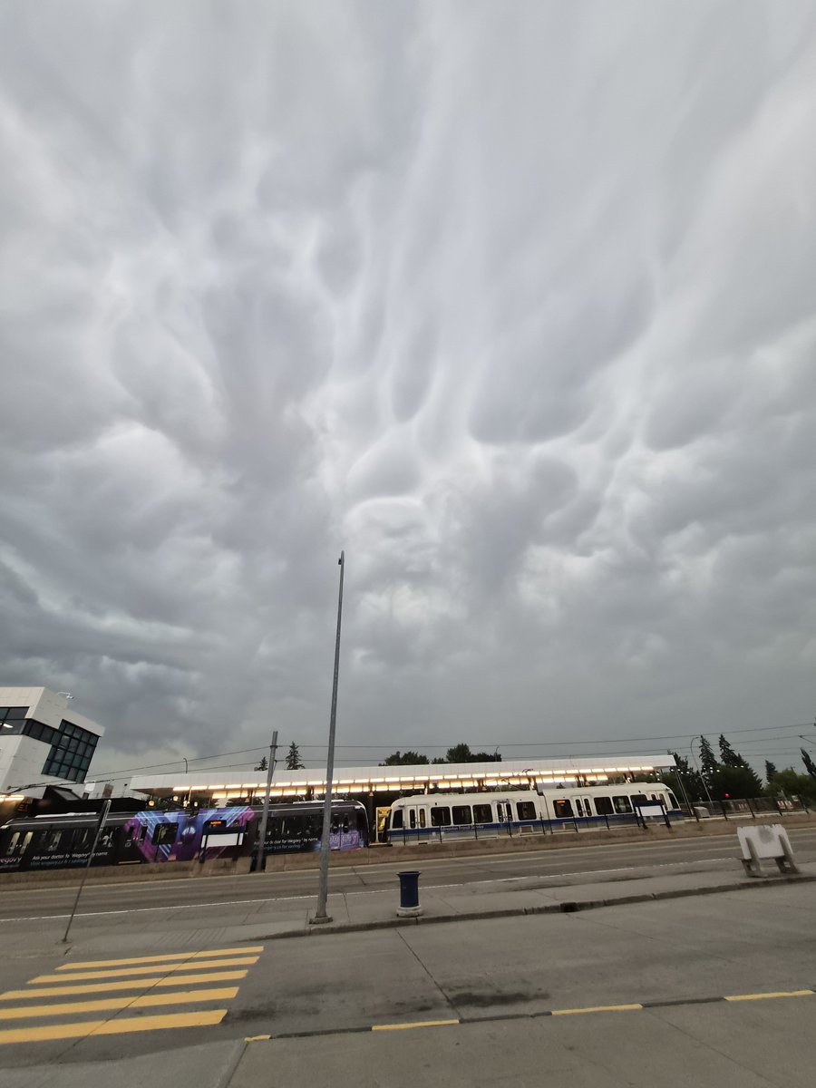 casper1451's tweet photo. #abstorm thunderstorm in Edmonton right now in the Southgate area https://t.co/OpVv0xwb6r