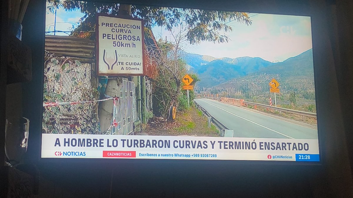 danicadonis's tweet photo. ¿Qué onda con los GC de #CHVNoticias? Estoy con ataque de risa. No puedo tomarme en serio las noticias con los titulares que le ponen y desde ayer que están poniendo textos en la misma línea. #CHV #Noticias #Chile https://t.co/XhgiyuoSwe