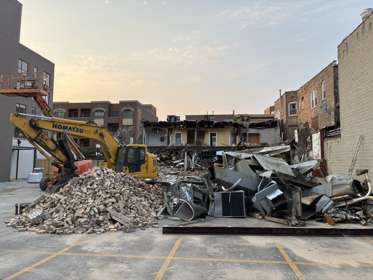 chi_urbanist's tweet photo. The end of Ann Sather of Belmont https://t.co/6aXzYuKRla