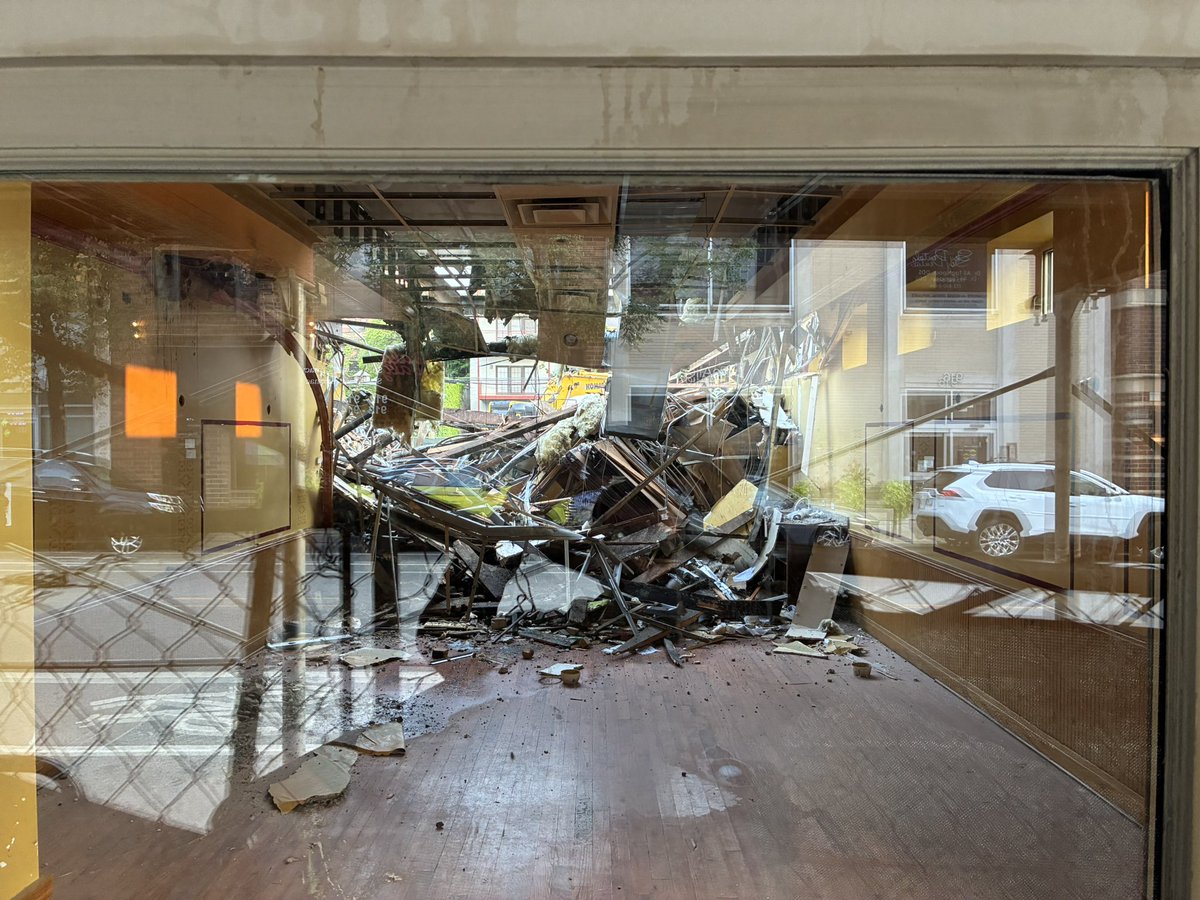chi_urbanist's tweet photo. The end of Ann Sather of Belmont https://t.co/6aXzYuKRla