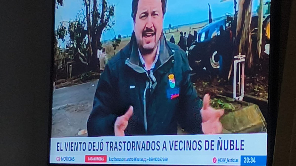 danicadonis's tweet photo. ¿Qué onda con los GC de #CHVNoticias? Estoy con ataque de risa. No puedo tomarme en serio las noticias con los titulares que le ponen y desde ayer que están poniendo textos en la misma línea. #CHV #Noticias #Chile https://t.co/XhgiyuoSwe