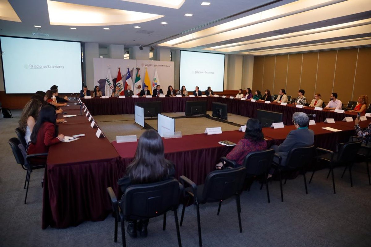 A_delPacifico's tweet photo. 🌎 ¡Las juventudes como agentes clave para el desarrollo de sus comunidades!

Jóvenes de Chile, Colombia, México y Perú fueron recibidos en sede de @SRE_mx previo al inicio de actividades en el “Proyecto México: "Jóvenes Transformando”, en el marco del programa de Voluntariado Juvenil de la #AlianzaDelPacífico.

Durante 10 días, las y los jóvenes realizarán jornadas de servicio comunitario, contribuirán a la recuperación de espacios públicos, fortalecerán el tejido social y promoverán la participación ciudadana.