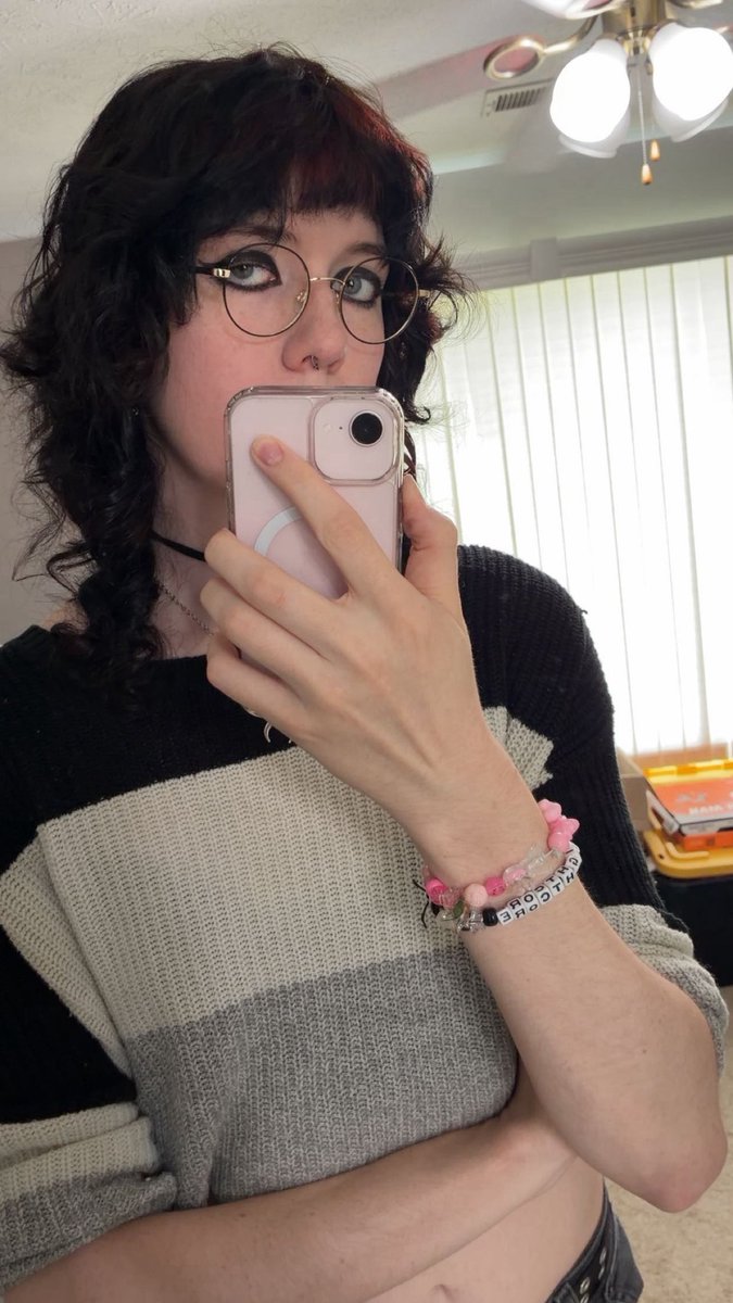 VitaminViix's tweet photo. new hair :3 
trans bangs are saving my life… https://t.co/qEXYEJ8Wc1