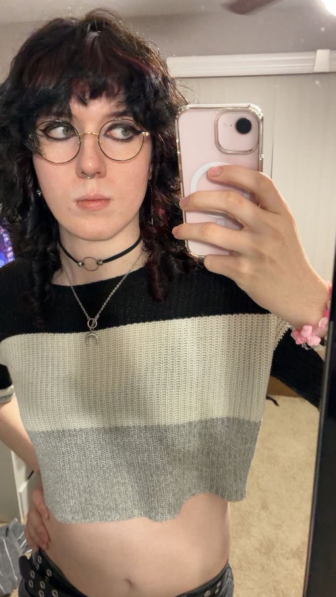 VitaminViix's tweet photo. new hair :3 
trans bangs are saving my life… https://t.co/qEXYEJ8Wc1