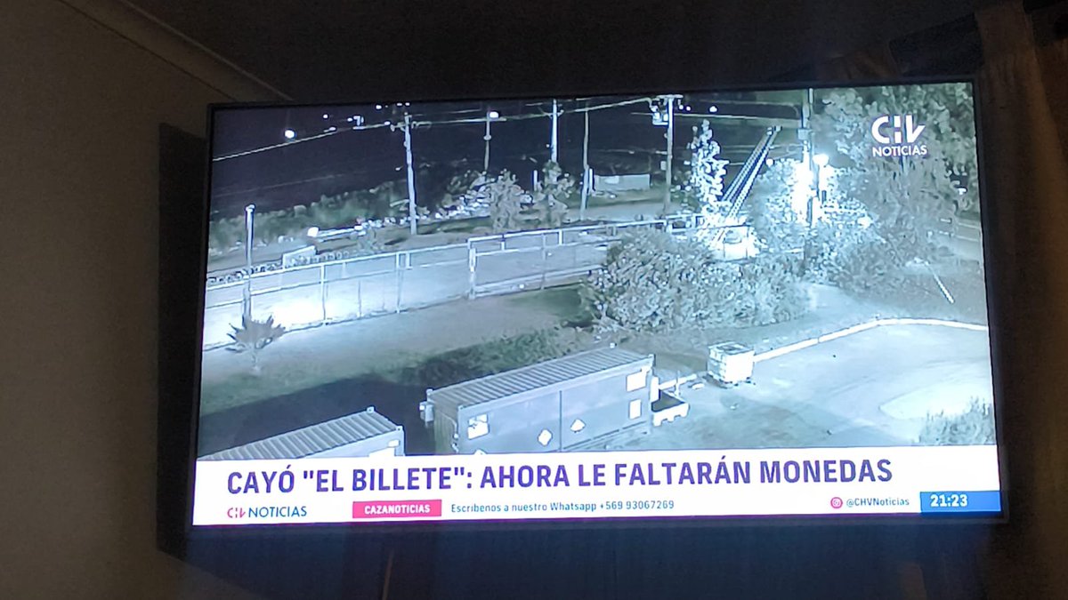 danicadonis's tweet photo. ¿Qué onda con los GC de #CHVNoticias? Estoy con ataque de risa. No puedo tomarme en serio las noticias con los titulares que le ponen y desde ayer que están poniendo textos en la misma línea. #CHV #Noticias #Chile https://t.co/XhgiyuoSwe