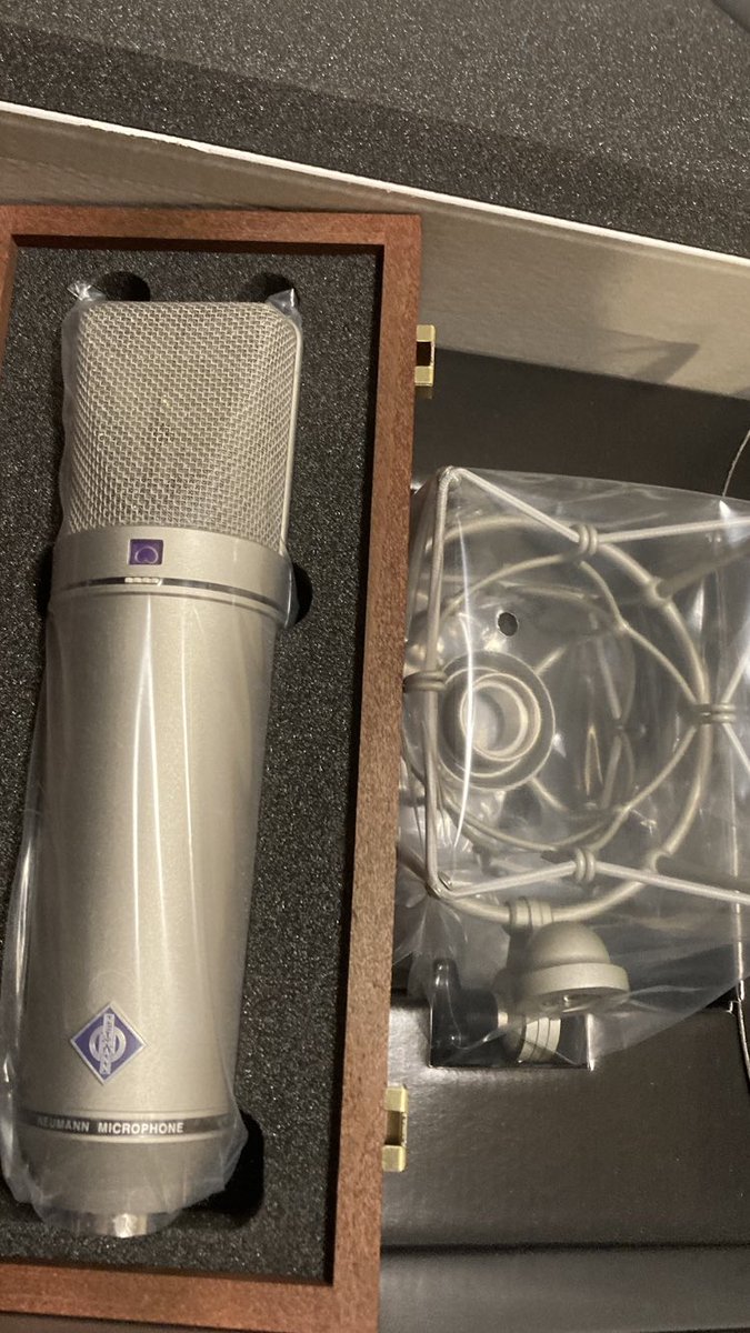 KazSakmt's tweet photo. 新しいマイク
超定番の「U87ai」導入致しました！

ボーカルレコーディング時は
所有してるマイクから3本選択して
声と曲に合わせて
メインボーカル、ハモリなどのマイクを選びますー！😲 https://t.co/e8HBPgt5bq