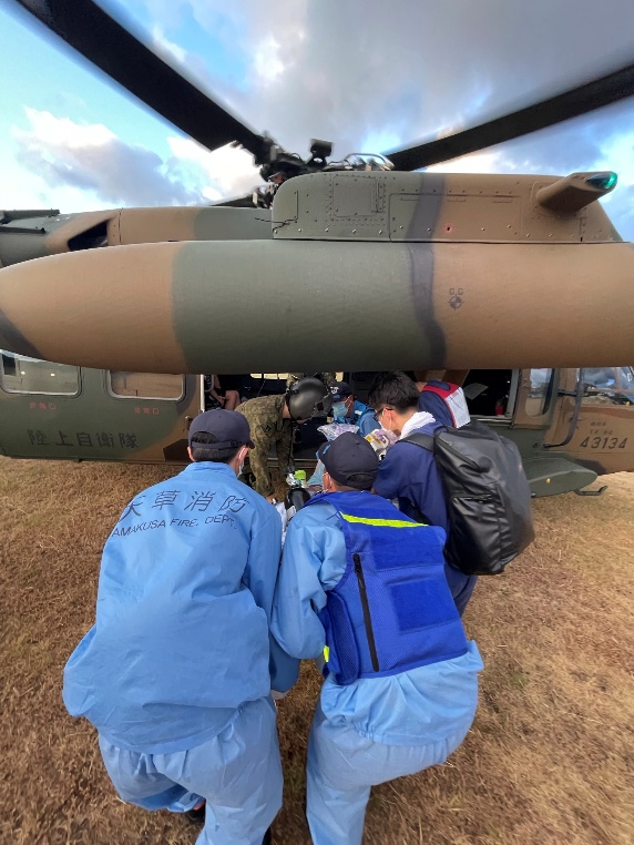 ModJapan_saigai's tweet photo. 防衛省・自衛隊は、令和８年熊本地震の対応として、昨夜から自治体からのニーズを踏まえて、病院間後送のため緊急搬送が必要な民間人の #患者後送 を陸上自衛隊UH-60JAなどにより実施しております。
　また、熊本県各所において #給水支援 活動も開始しております。 https://t.co/DVCZRxuPLf