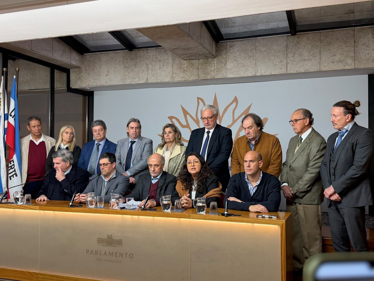 Fedecasaretto's tweet photo. Hoy acompañamos al Partido Independiente en la presentación de la demanda judicial para detener las acciones tendientes a la construcción de la represa de Casupá.

Hace unos días habíamos acompañado esta acción con nuestra firma.

Lo hicimos junto a la Federación Rural, vecinos de Casupá, legisladores y actores políticos.

Hay que impedir la concreción de un proyecto que no soluciona el problema del agua potable de Montevideo y su área metropolitana y que perjudica el medio ambiente.