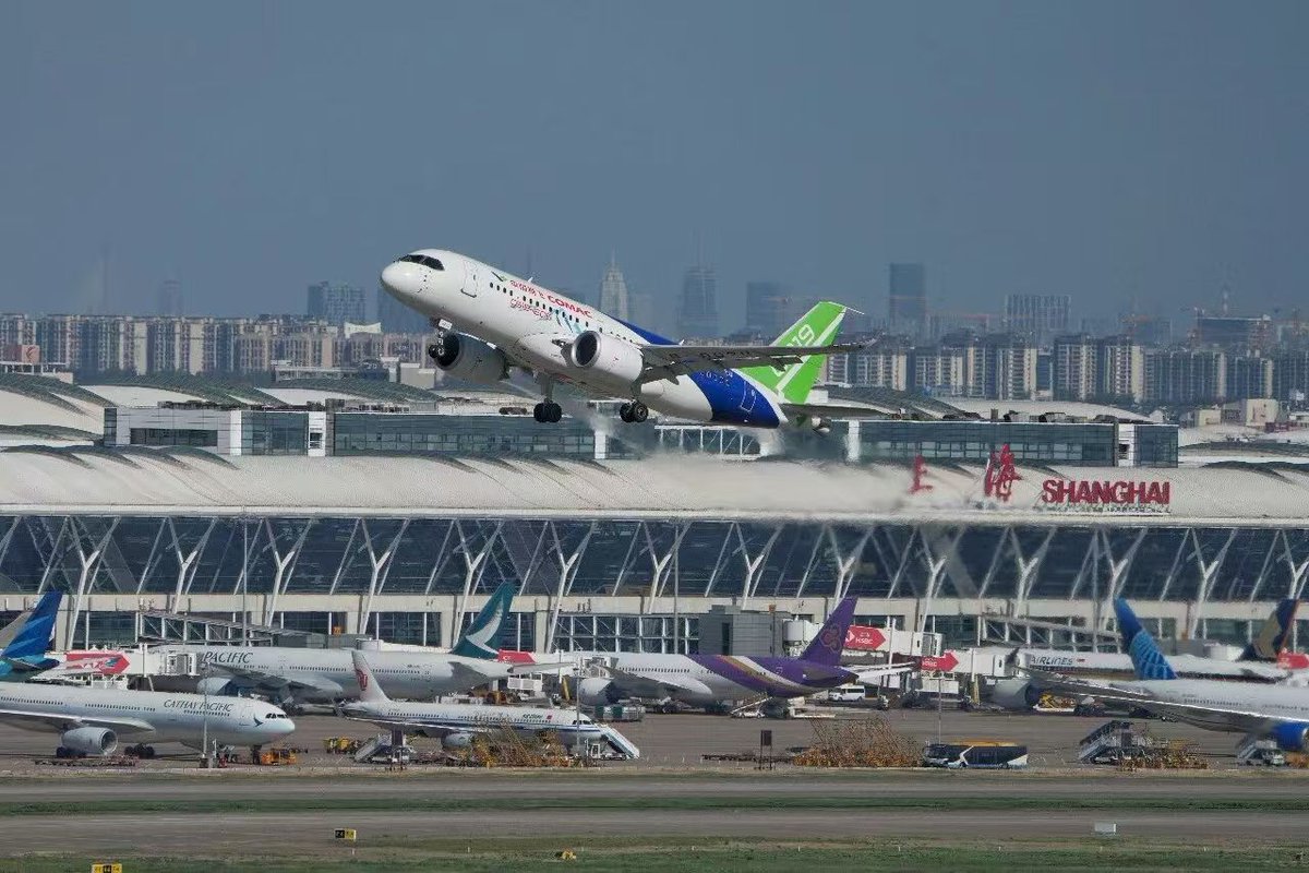 CNS1952's tweet photo. 【國產大型客機C919高原型首飛】中國商用飛機有限責任公司消息，北京時間7月29日7時59分，國產大型客機C919高原型首架機在上海浦東國際機場第四跑道起飛，開展首次飛行試驗。 https://t.co/90eFd2vssc