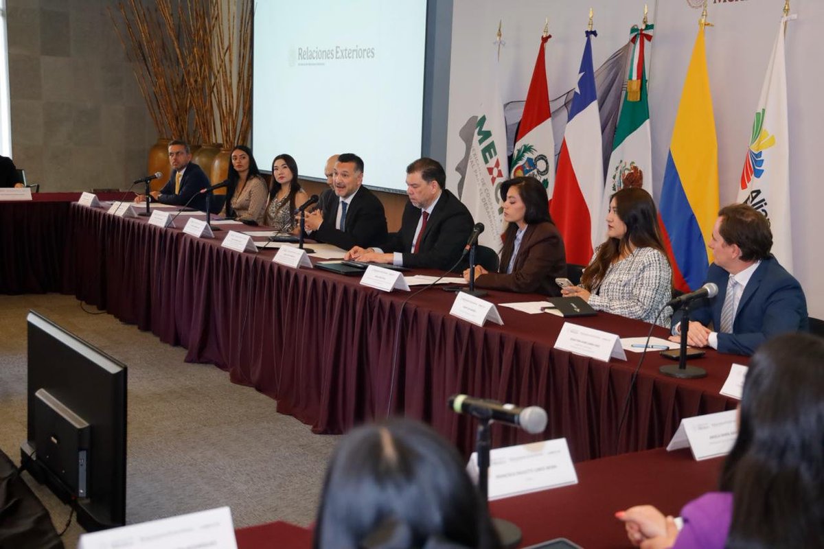 A_delPacifico's tweet photo. 🌎 ¡Las juventudes como agentes clave para el desarrollo de sus comunidades!

Jóvenes de Chile, Colombia, México y Perú fueron recibidos en sede de @SRE_mx previo al inicio de actividades en el “Proyecto México: "Jóvenes Transformando”, en el marco del programa de Voluntariado Juvenil de la #AlianzaDelPacífico.

Durante 10 días, las y los jóvenes realizarán jornadas de servicio comunitario, contribuirán a la recuperación de espacios públicos, fortalecerán el tejido social y promoverán la participación ciudadana.