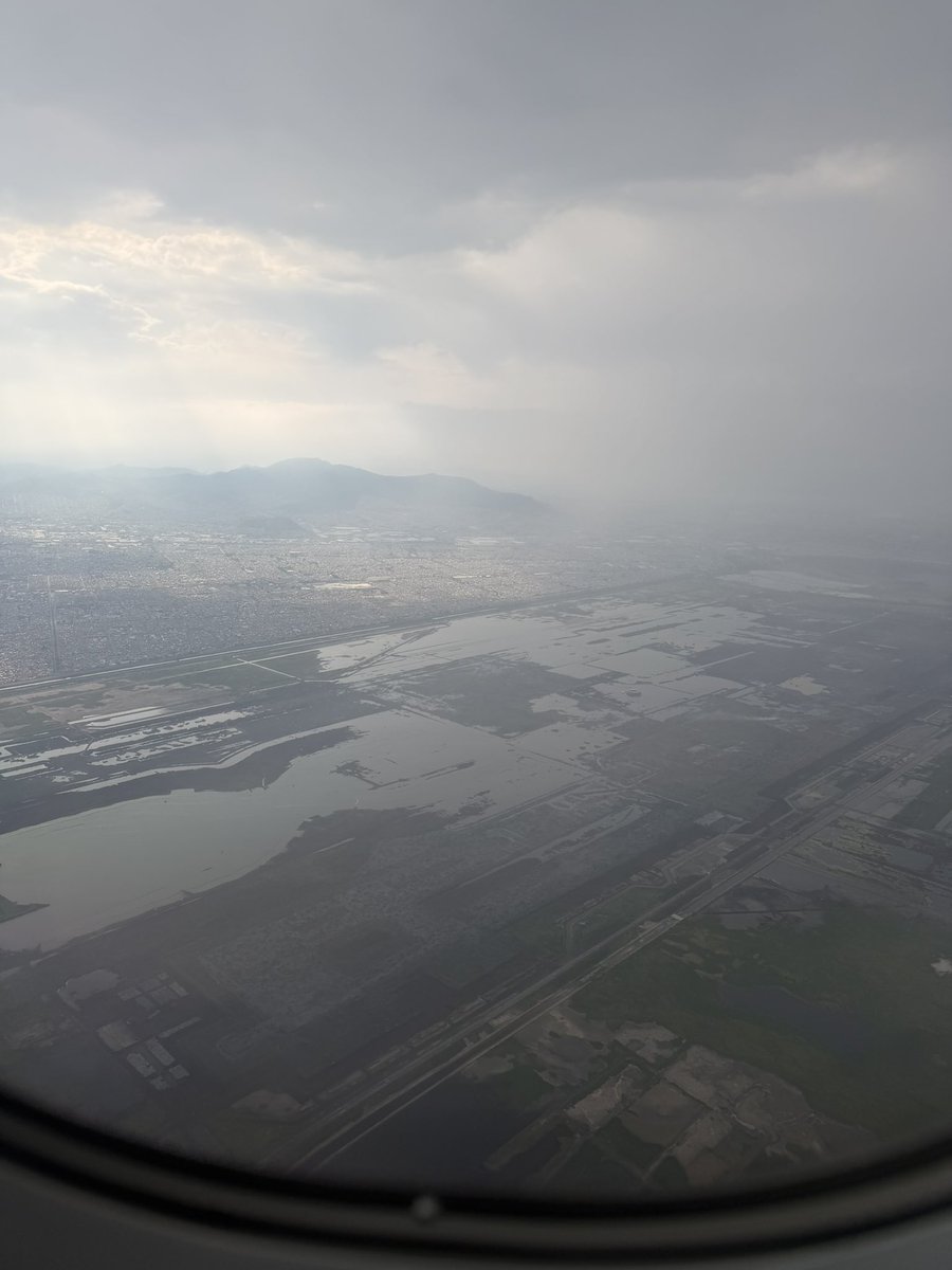 jgnaredo's tweet photo. El NAIM iba a ser un aeropuerto costosísimo, pues cada año se debían pagar miles de millones de pesos para evitar inundaciones. 

Y ni así se hubiera evitado. 

Hoy lo que iba a ser el NAIM es casi un lago. 

@lopezobrador_ siempre tuvo razón. https://t.co/fNDWEIryvb