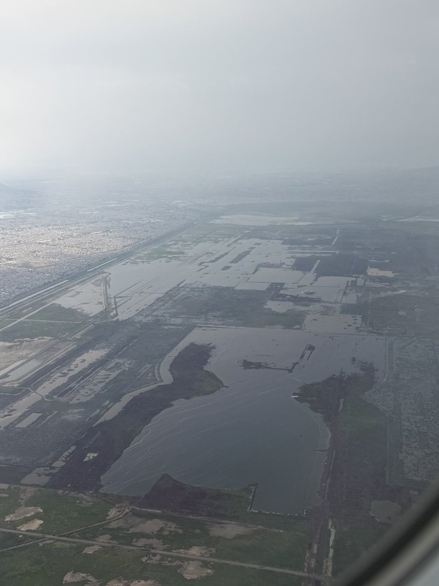 jgnaredo's tweet photo. El NAIM iba a ser un aeropuerto costosísimo, pues cada año se debían pagar miles de millones de pesos para evitar inundaciones. 

Y ni así se hubiera evitado. 

Hoy lo que iba a ser el NAIM es casi un lago. 

@lopezobrador_ siempre tuvo razón. https://t.co/fNDWEIryvb
