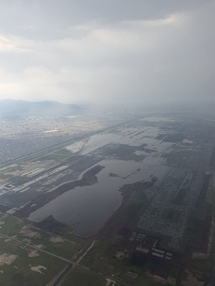 jgnaredo's tweet photo. El NAIM iba a ser un aeropuerto costosísimo, pues cada año se debían pagar miles de millones de pesos para evitar inundaciones. 

Y ni así se hubiera evitado. 

Hoy lo que iba a ser el NAIM es casi un lago. 

@lopezobrador_ siempre tuvo razón. https://t.co/fNDWEIryvb