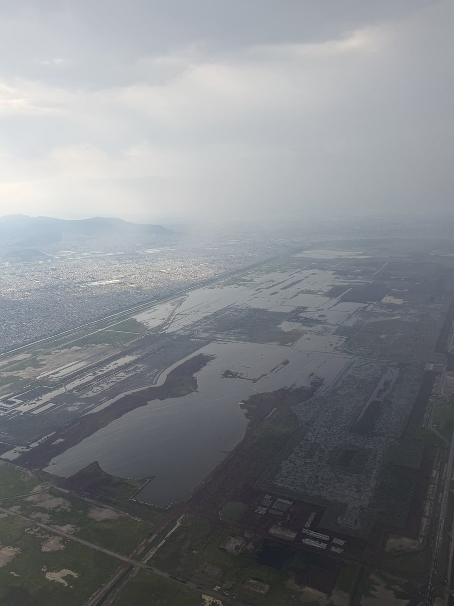 jgnaredo's tweet photo. El NAIM iba a ser un aeropuerto costosísimo, pues cada año se debían pagar miles de millones de pesos para evitar inundaciones. 

Y ni así se hubiera evitado. 

Hoy lo que iba a ser el NAIM es casi un lago. 

@lopezobrador_ siempre tuvo razón. https://t.co/fNDWEIryvb